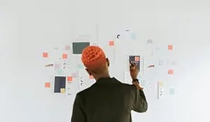 20251110-andweekly-blog-header-AI-content-strategie-300x175